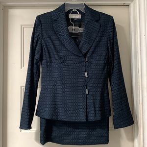 Beautiful, hardly worn, Tahari Arthur S Levine, size 4 suit